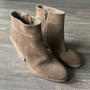 Steve Madden Faander Bootie Suede Leather Chunky Block Heel Taupe 6.5 runs small